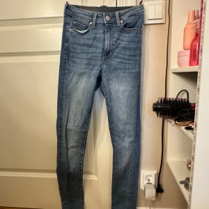 Snygga Jeans  - Jeans från High Waist Hailey ser ut som nya