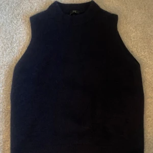 Armlös kashmirtröja  - En knappt använd mörk blå kashmirtröja ifrån Cos. Tröjan är en storlek M men skulle mer säga att det är en S. 