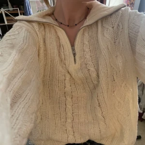 Mysig stickad halfzip - Oversized vit/naturvit stickad half zip tröja! Supermysig och inte så jättetjock. 