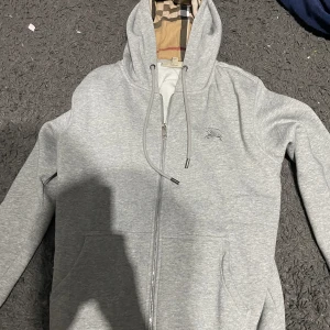 Burbbery tröja  - Hej säljer nu min Burbbery tröja som är helt ny  aldrig använd inga fläckar eller nånting på den storlek L men passar mer som en M