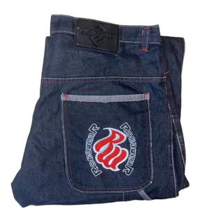 Rocawear baggy jeans. W36 [Ytterbenslängd 109cm] [Innerbenslängd 83cm] [Midja 46cm] [Benöppning 24cm]