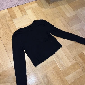 Tröja  - Svart thigt tröja i stretchigt material 