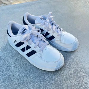 Adidas sneakers - Vita adidas sneakers i storlek 38. Knappt använd då dom var försmå. Pris går att diskuteras vid snabb affär! 