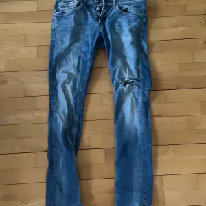 Säljer nu dessa feta Dondup jeans i modellen George i storlek 31 .Inga defekter eller så riktigt fet färg nu till sommaren