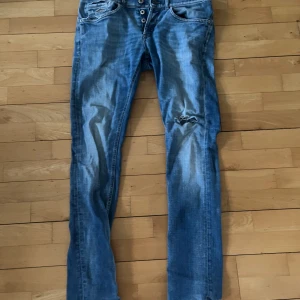 Dondup - Säljer nu dessa feta Dondup jeans i modellen George i storlek 31 .Inga defekter eller så riktigt fet färg nu till sommaren