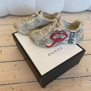 Säljer ett par otroligt sköna Gucci Ryhton i jättefint skick, de är inte ”smutsiga” utan ser ut så i designen.   Size 44 / us10 Bin 5500kr Nypris 10700kr (!) Allt original med följer  Hämtas hos mig i stockholm eller skickas på köparens bekostnad!