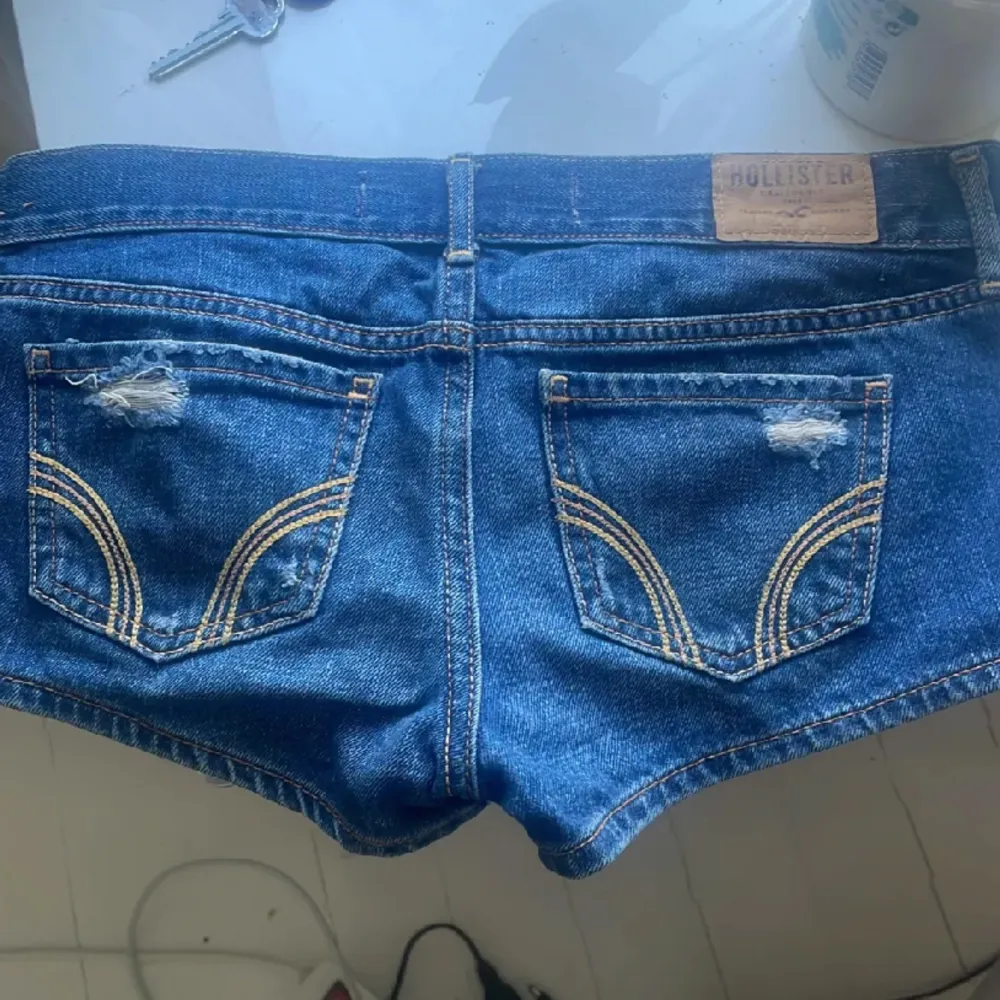 Säljer dessa as snygga jeans shorts från hollister! Aldrig använda, endast testade 🥰. Shorts.