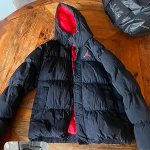 Jordan jacka - ser ut som nya, Jag säljer min jacka för jag vill inte använda   . Storleken på jacka är [M]. För mer information och bilder, vänligen kontakta mig. Tack!