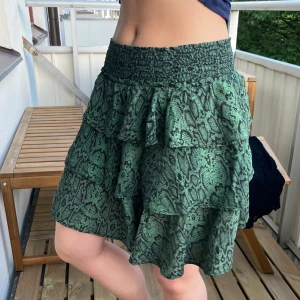 Cool grön mönstrad kjol - Jättefin grön mönstrad kjol från YAS. Så fin till sommaren! Storlek XS, men passar absolut en S också! Använd, men fint skick. Nypris ca 600 kr.  