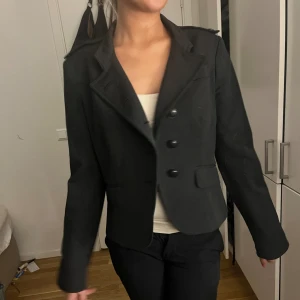 Svart kapa/kavaj - Säljer denna jätte fina jackan från more & more för 500 originalprris 2200