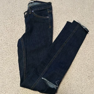 Lågmidjade jeans  - Lågmidjade tajta jeans med slits/hål på båda knäna. I storlek 34, använt fåtal gånger. I bra skick! 