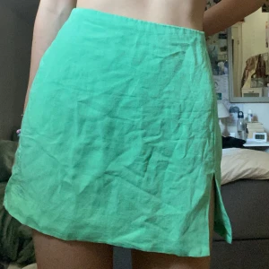 Söt grön turkos sommarkjol - Supersöt sommarkjol mer slits på sidan. Från HM och knappt använd! Ser såklart bättre ut om den är struken. Nypris: 150kr