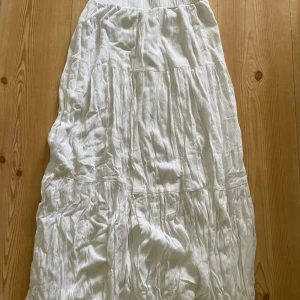 Långkjol - Vit långkjol. Som ny, använd typ 1 gång men tvättad. Storlek xs.  Säljer då den är för liten. Köpt från Zalando förra året. 