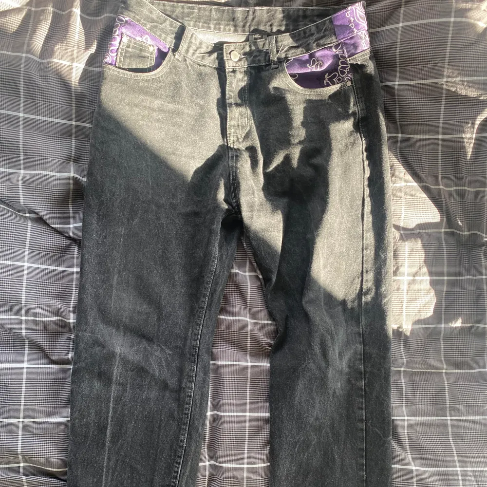 Fräscha Y2K jeans i toppklass! Storleken är L, men kan passa en M. . Jeans & Byxor.