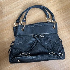 Svart handväska  - Svart handväska i vintage stil. Den är i bra skick. 