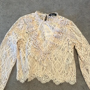 Zara tröja  - Jättefin blus från zara, har aldrig använt.💗💗