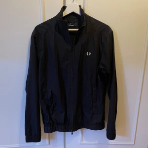 Fred Perry jacka  - Säljer min fred Perry vindjacka då den inte används längre. Riktigt snygg o stilren jacka. Skick 9/10. Skriv för mer bilder eller om du har frågor. Kan gå ner i pris vid snabb affär.