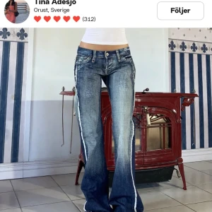 Lågmidjade bootcut jeans - Lågmidjade sjukt coola jeans😍 säljer då jag inte har fått lika mycket användning av dom på senaste. Köpt här på plick (lånade bilder) Midja: åttio2 innerben: åttio9 cm💓🙌  Föreslå pris! Köpta för 620