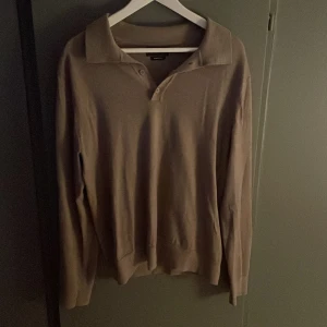 Långärmad piké, Merino Ull - Merio ulls tröja från Riley (Brothers)! Skick 10/10, använd ett fåtals gånger, inga defekter! Nypris runt 1000kr, mitt pris 399, priser går att diskutera! Storleken är L men Passar L & M. Möts gärna upp i Stockholm men frakt går lika bra!