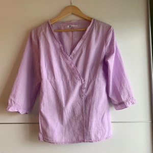 Broderad knyttröja  - Knappt använd, storlek L men funkar för mindre storlekar om man vill ha en mer oversized fit