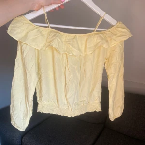 Gul off shoulder topp - Gul off shoulder topp med band som är frivilligt att använda. De går även att justera. Mycket bra skick.