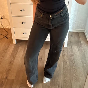 Vida jeans  - Jag säljer ett par svarta vida jeans från MONKI. Jeansen är ganska använda trots de är de i bra skick❣️
