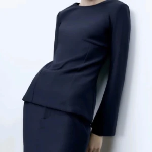 Blå topp - Snyggaste blå topp i nyskick, knappt använd alls!! Spegeln som är smutsig 💗 den är lite figursydd med utsvängda armar 