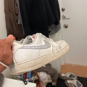 Airforce 1, vita  - Storlek 44 (passar även 43) Köpta på JD sports.  Går att göra vita 