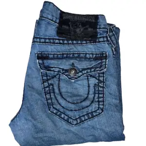 True Religion jeans Ricky fit, Super T stitch. W32 [Ytterbenslängd 96cm] [Innerbenslängd 71cm] [Midja44cm ] [Benöppning 22,5cm]