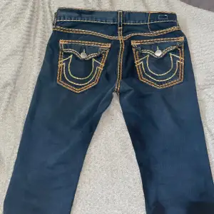 Navy black True religion jeans med golden fat stitch. 2 små defekter, se bilder eller fråga. Pris kan diskuteras 