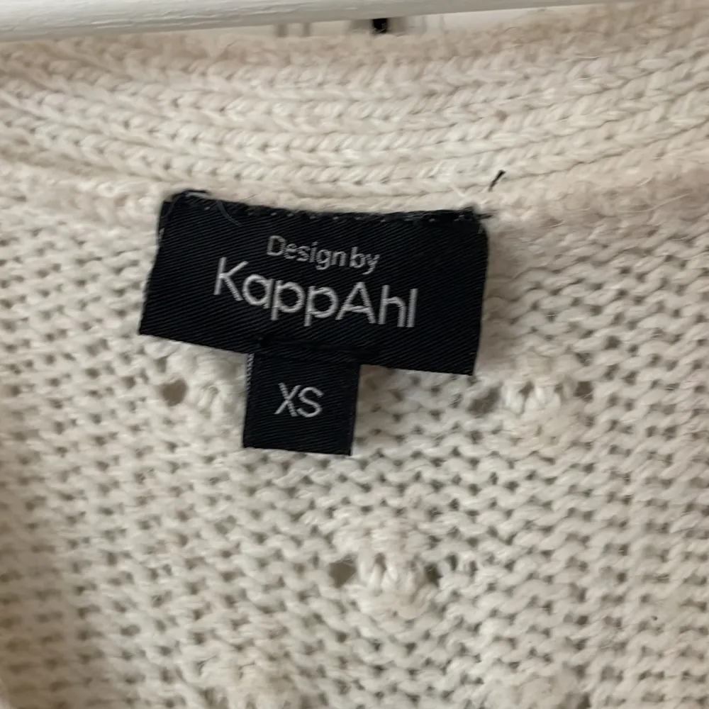 Gullig kofta i xs men passar även s och m beroende på hur man vill att den ska sitta❤️. Neuleet.