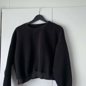Svart sweatshirt  - Lager 157 sweatshirt som inte längre kommer till användning för mig då jag har fler svarta liknade tröjor