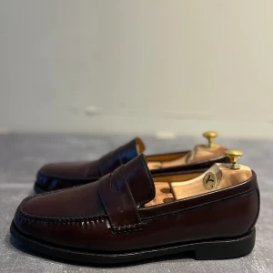 Johnston & Murphy Loafers - Ett par loafers i toppskick, nästan aldrig använda och har stått helt orörda länge i garderoben. Köpte skorna för 1800kr.