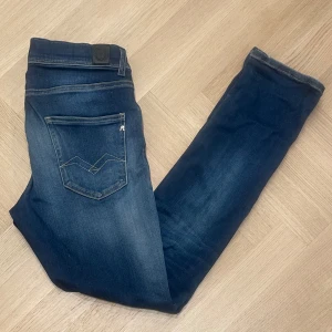 Replay jeans - Hej! Säljer dessa snygga replay jeans i slim fit, givetvis i bra skick. Tveka inte att höra av dig för fler frågor och bilder. 