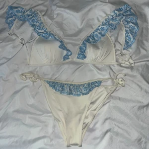 ☁️🫐☀️  - Somrig bikini med söta volanger, från H&M i storlek S/M. Endast använd någon enstaka gång.  Säljer då det behövs rensas i garderoben och denna aldrig kommer till användning. Pris kan absolut diskuteras! 