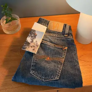 Ett par fräscha nudie jeans i modellen ”lean dean” vilket är slim. De är i fint skick (9/10) inga defekter. Nypris ligger på 1600. Jeansen och en liten ”bok” med info om jeansen som syns på första bilden medföljer. Kontakta vid minsta lilla fråga.