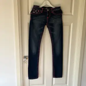 True religion vintage jeans i rak passform i storlek 28 så coola med rosa sömmar pris kan diskuteras vid snabbaffär 