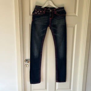 True religion jeans - True religion vintage jeans i rak passform i storlek 28 så coola med rosa sömmar pris kan diskuteras vid snabbaffär 