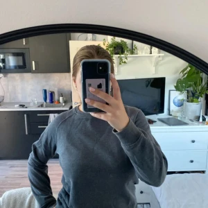 Sweatshirt - Mörkgrå sweatshirt/crewneck från Lager 157 i strl. S. Skitsnygg färg, men sitter lite för tajt för min smak. 