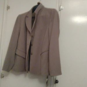 Kavaj - Nyskick ,fodrad olivgrön storlek 42. 