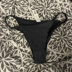 Bikiniunderdel - Säljer denna bikini då jag inte tycker den passade så bra. Helt oanvänd! Endast testat, skyddet är kvar! 