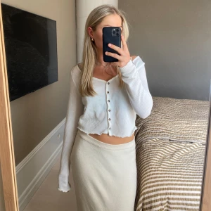 Vit topp - Säljer denna somriga toppen som är från H&M i storlek M. Jag bär vanligtvis S så den är lite mindre i storleken.🌸