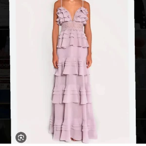 Balklänning  - Fint skick utom ett litet hål längst ner som knappt syns