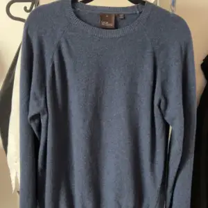 Tja, säljer en sjukt skön bomulls tröja från Oscar Jacobsson i fräsch blå färg. Tröjan är i M och använd väldigt få gånger så toppskick.