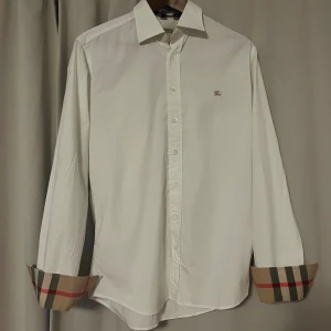 Burberry skjorta  - Säljer denna vita burberry skjorta i storlek M. Skjortan är i väldigt bra skick. Skriv om du har några frågor. Pris kan diskuteras vid snabb affär.