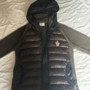 Säljer denna snygga och unika Moncler cardigan. Jackan är äkta, finns äkthetsbevis.  Köpt för 5199kr. Storlek L men passar M. Pris kan diskuteras.