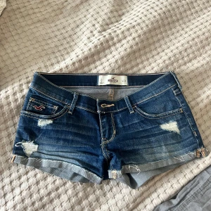 Low waist holister shorts - Säljer dehär så snygfa low waist holister shorts😍 Midjemått 36cm🩷