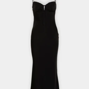 Klänning - Fin lång satinklänning med perfekt passform!