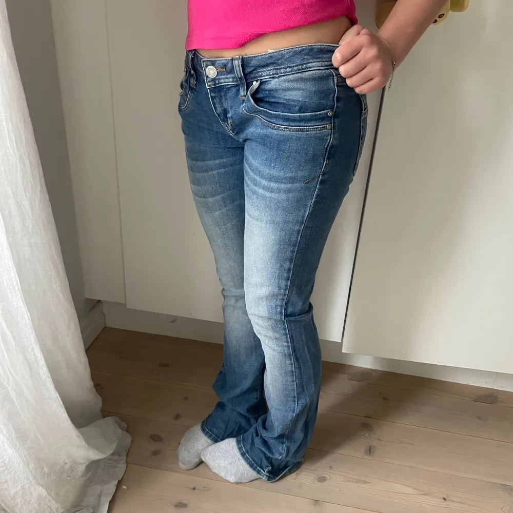 Bra skick, använt fåtal gånger, modell valerie, storlek 27, längd 32. Jeans & Byxor.