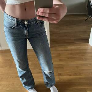 Super snygga Low waist jeans från Gina som tyvärr blivit för korta🫶🏻